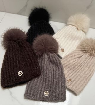 🪽 NOVINKA 🪽 Čepice ,,Josh,, v krásných pěti barvách 🤍 📦 pouze pár kusů, jen do vyprodání ✨ 💣 skvělá cena: 250,- Kč...