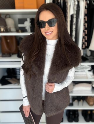 „Outfit, který tě nechá vyniknout – přesně tak, jak si zasloužíš.“ 🫶🏼💫🤍✨ 🤎 kožíšková vesta ,,Luxurious,, 790,- Kč 🤎...